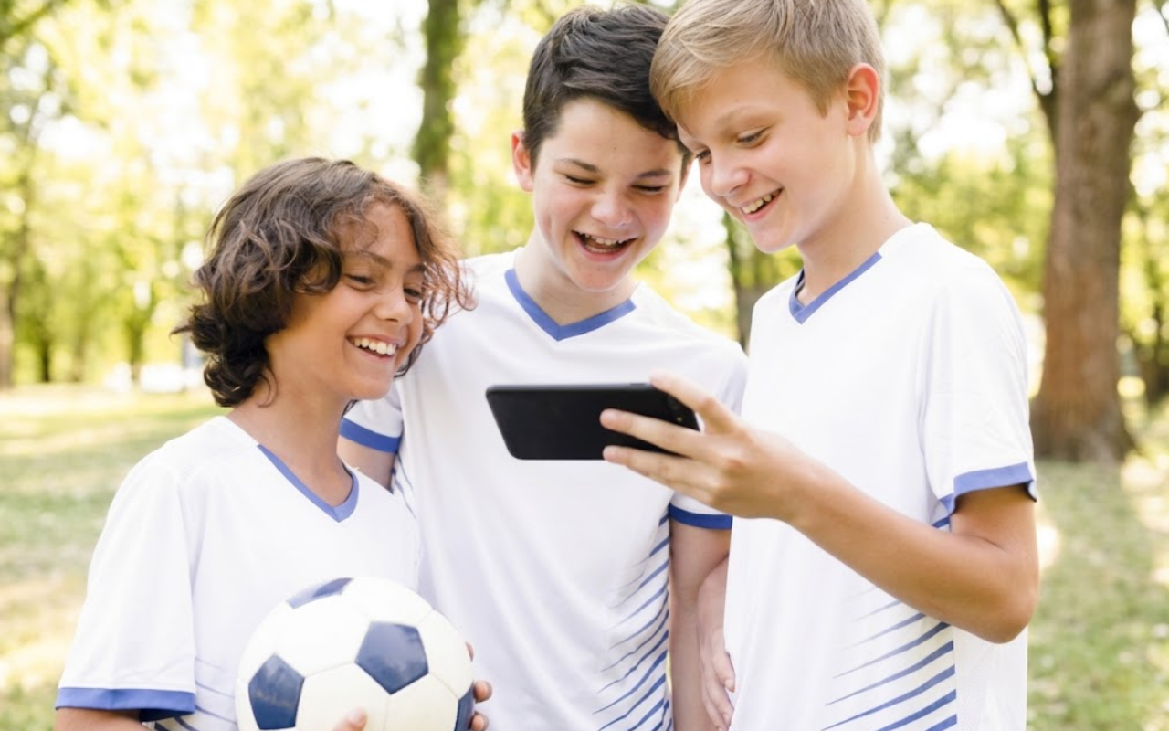 Let the team members do their part with the sports management fundraising feature